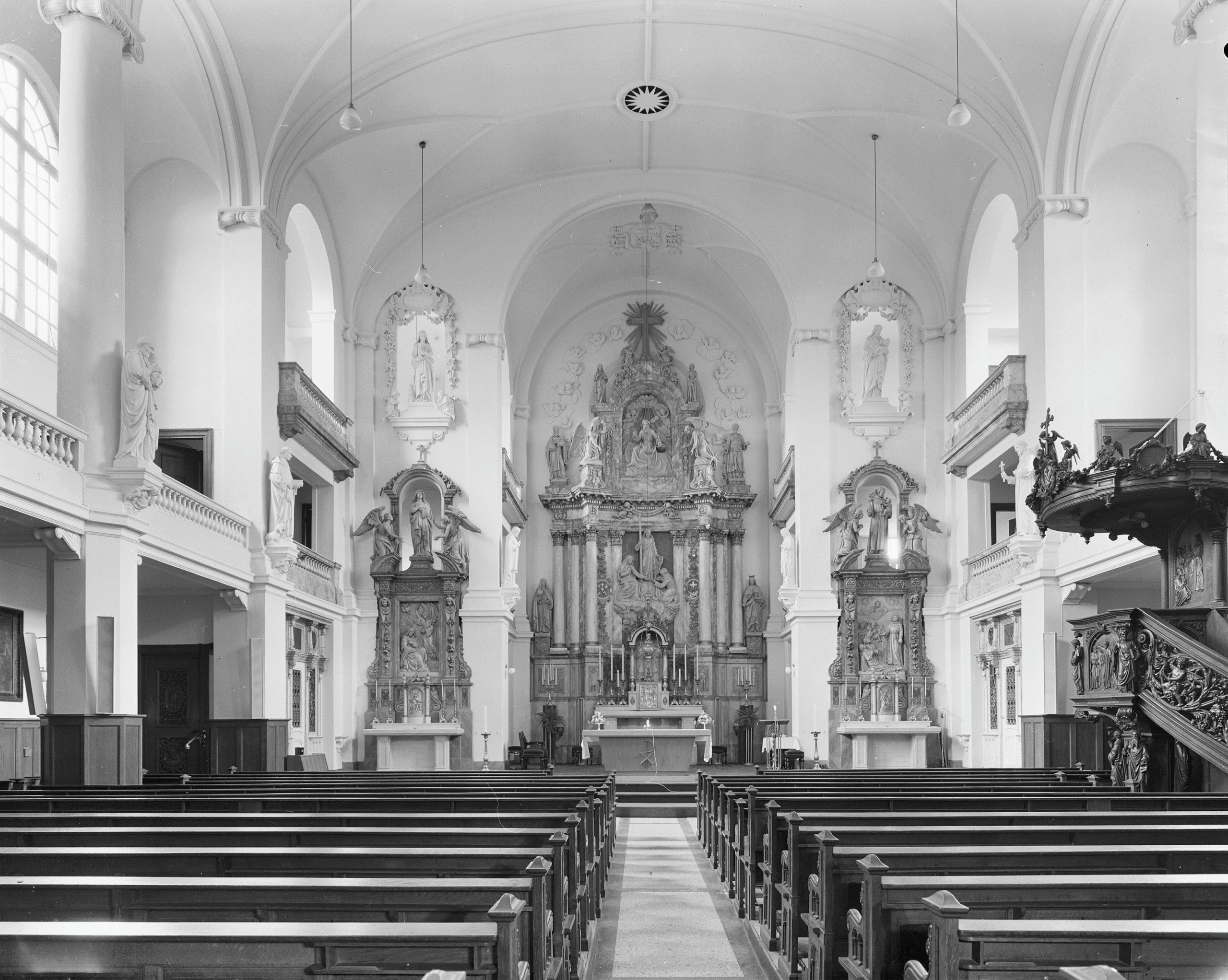 Interieur_naar_'t_koor_-_Haarlem_-_20098408_-_RCE